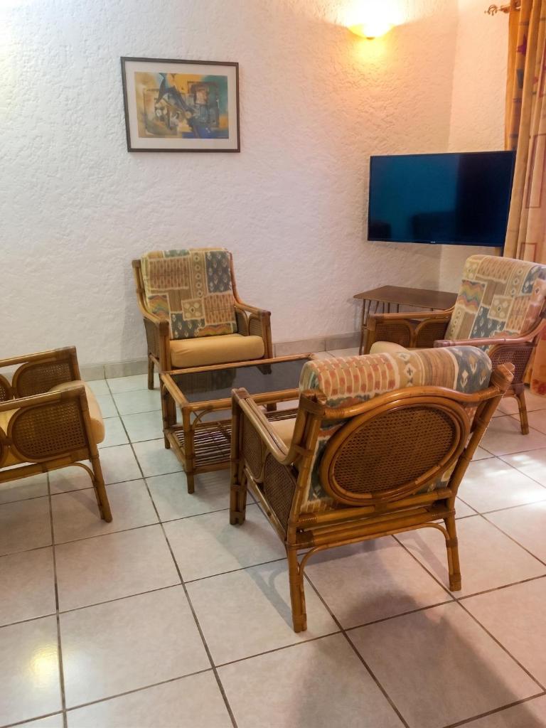 Charming Apartment in Flic en Flac - 92 m² - Shared Pool - Tap to explore photos