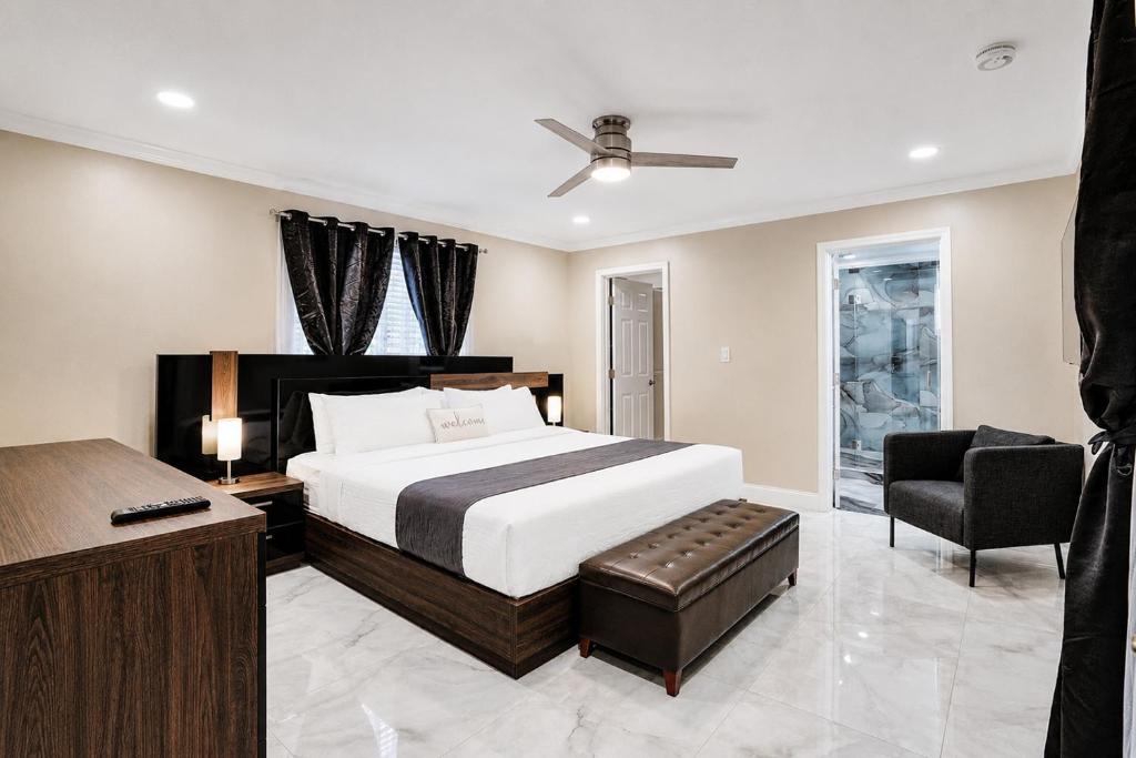 Sensational 5BR Villa Heated Pool near Hard Rock - Tap to explore photos