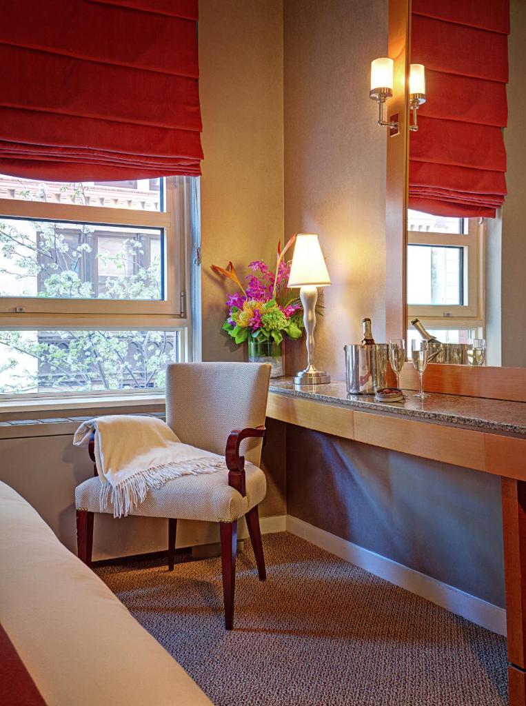 Сьюит (Люкс с кроватью размера «king-size»), Hotel Giraffe by Library Hotel Collection