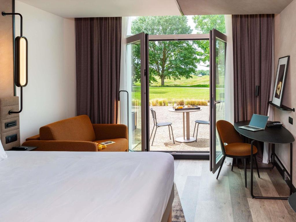 Novotel Saint-Quentin en Yvelines - Tap to explore photos