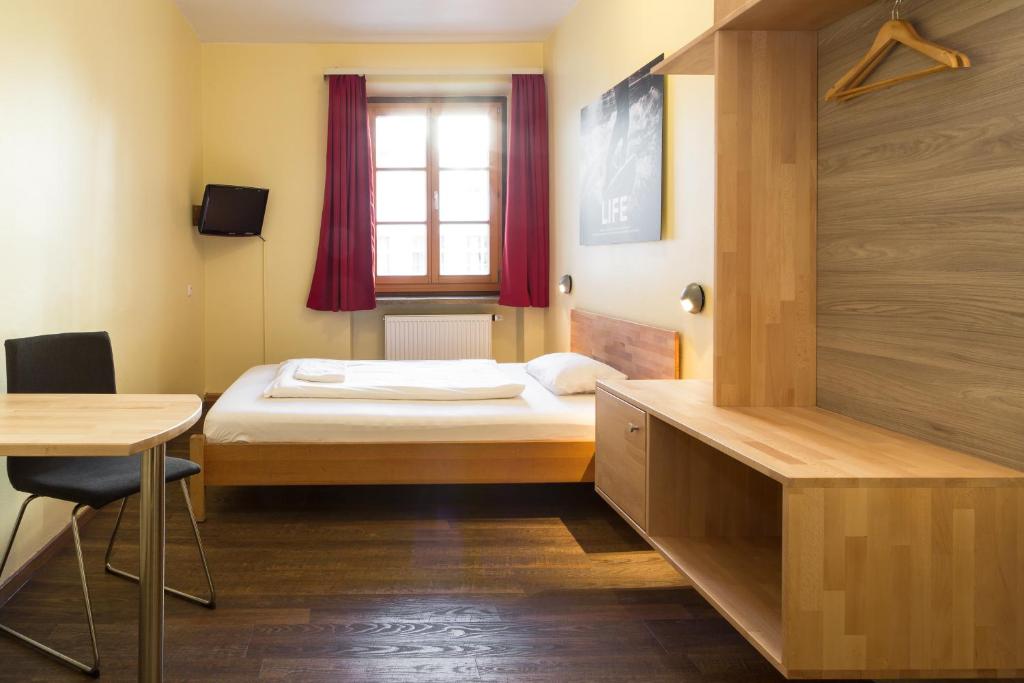 Одноместный (Одноместный номер с общей ванной комнатой), Euro Youth Hotel Munich