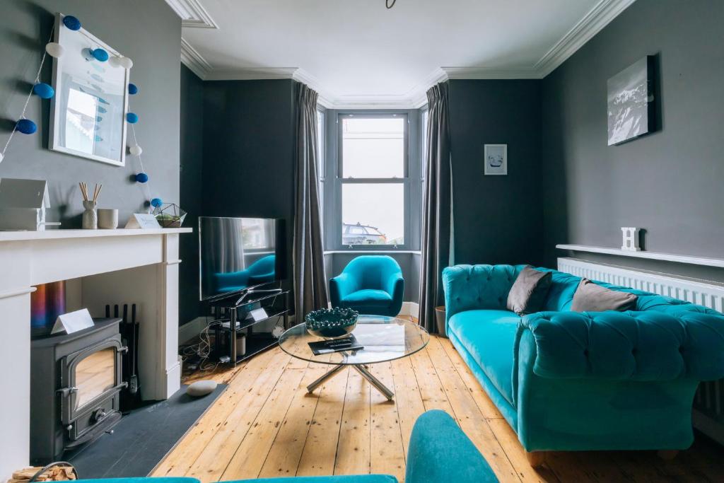 Charming 3BD House wPrivate Garden - Bristol - Tap to explore photos