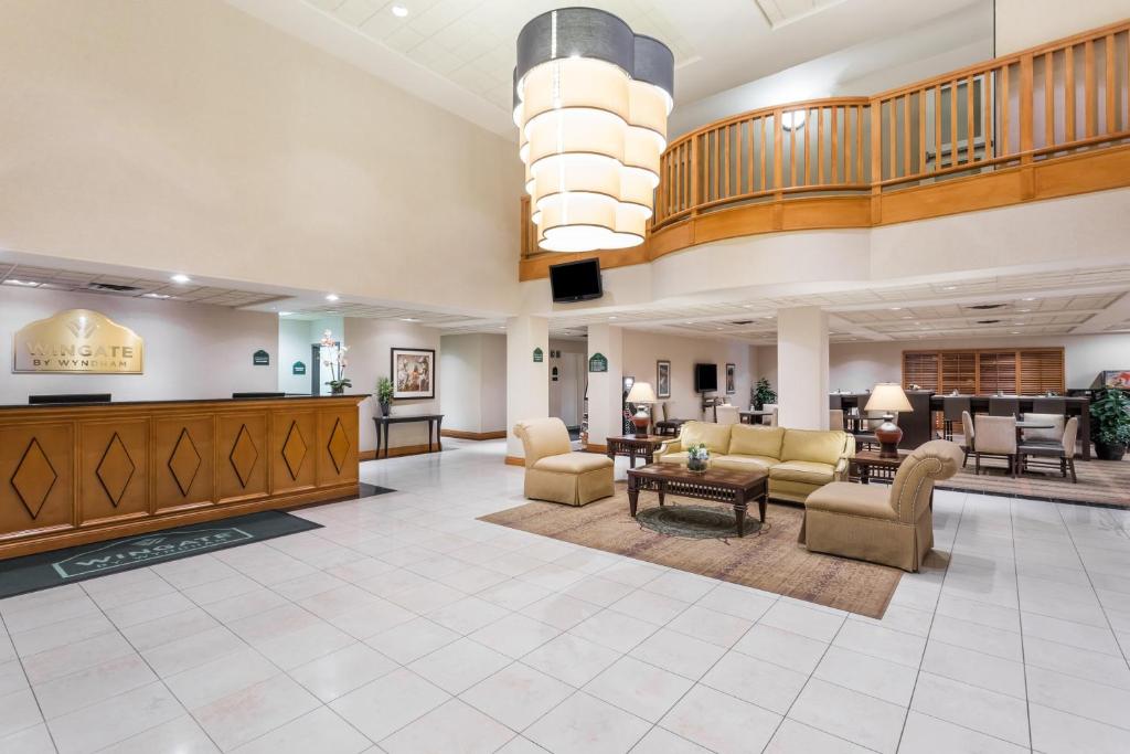 Wingate by Wyndham Calgary South photo 1