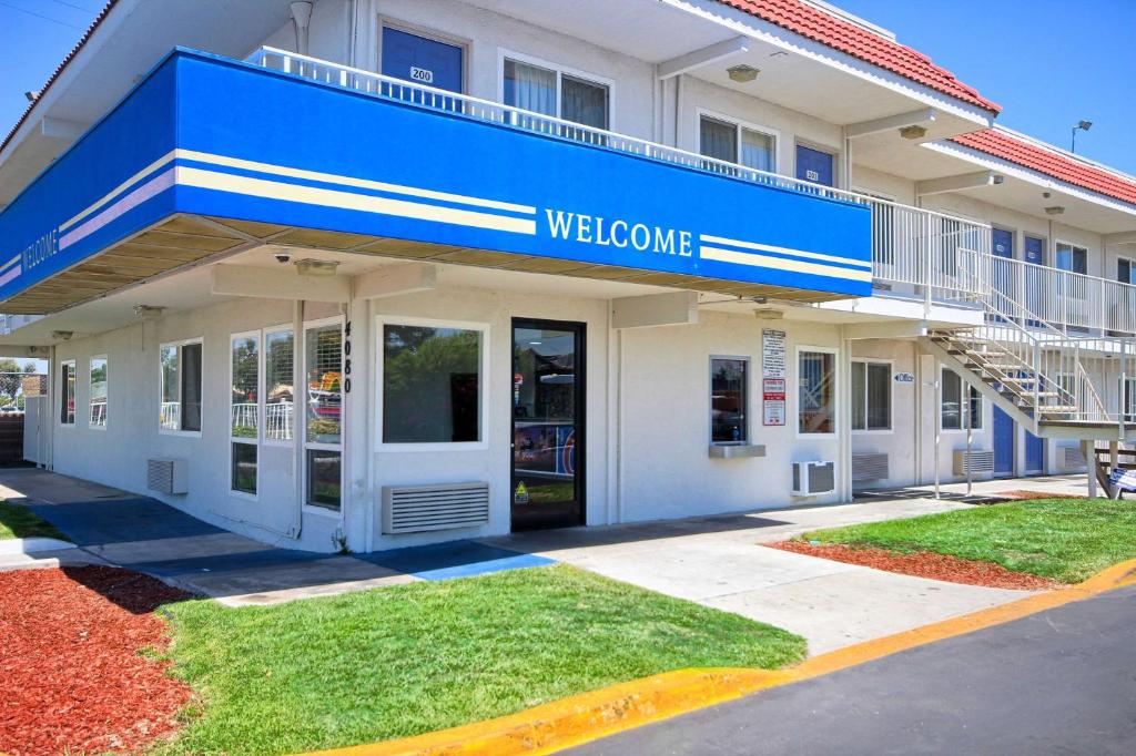 Motel 6-Fresno, CA - Blackstone South photo 1