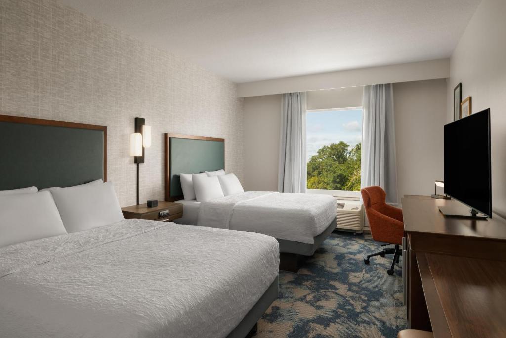 Hampton Inn & Suites by Hilton Deland - Tap to explore photos