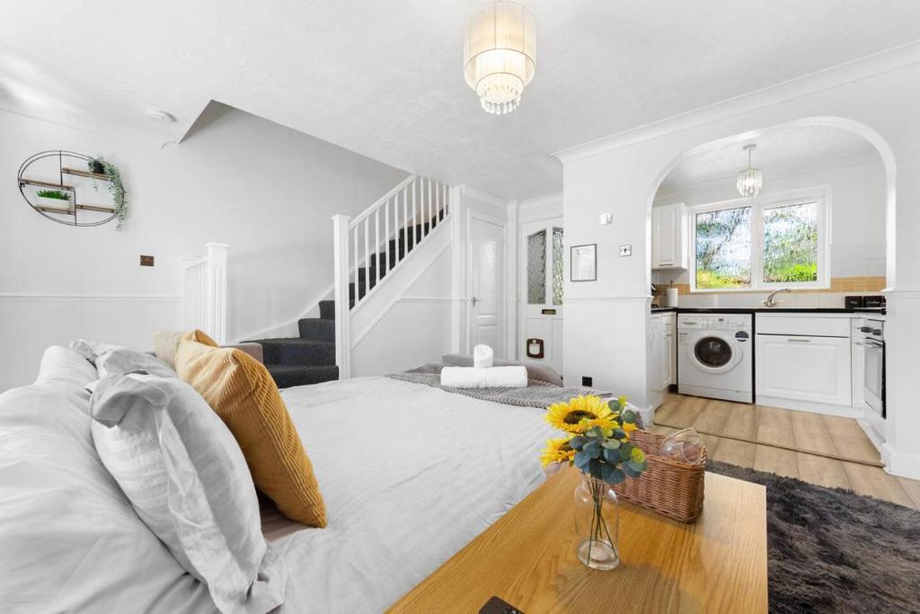 Watford Cozy Full Home - Perfect for Harry Potter Studios! - Tap to explore photos