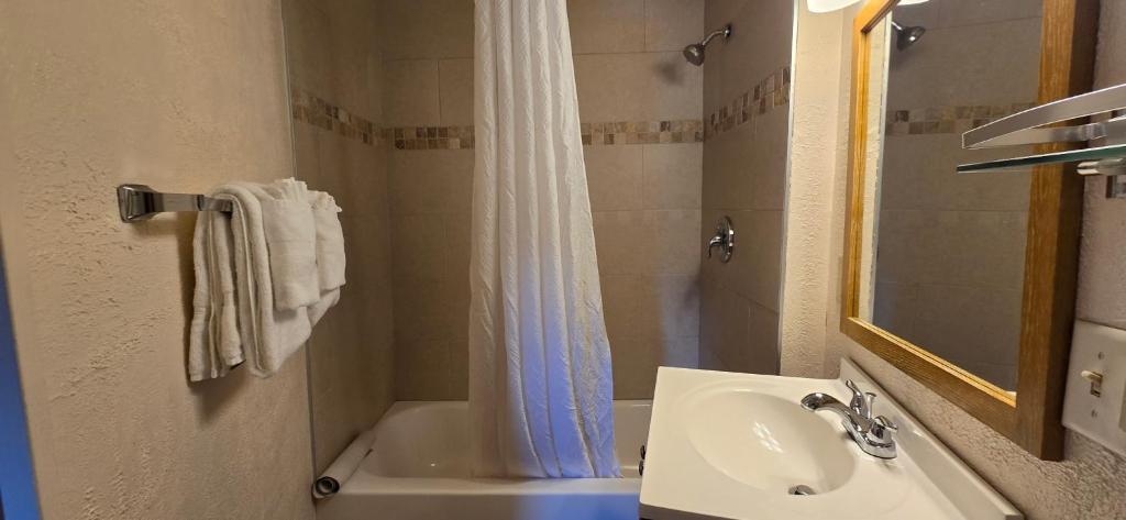 Alpine Trail Ridge Inn - Tap to explore photos
