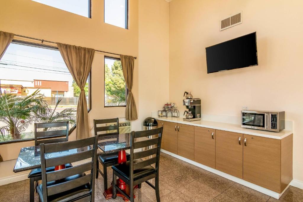 Rodeway Inn Artesia Cerritos - Tap to explore photos