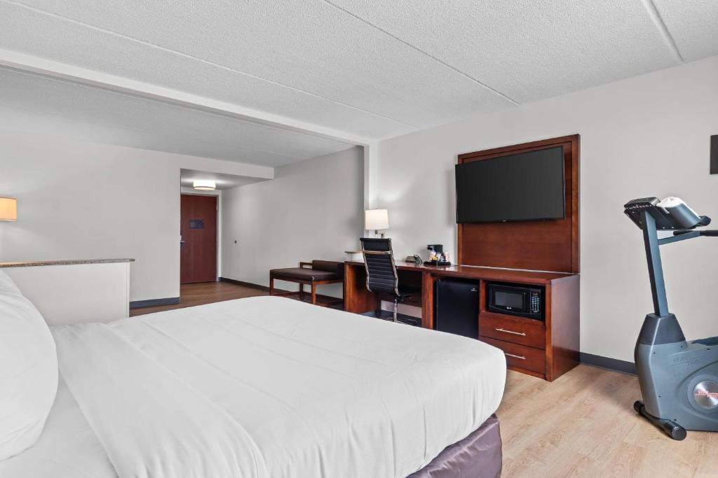 Comfort Suites Manassas Battlefield Park - Tap to explore photos