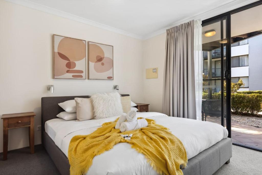 South Perth Garden Apartment Free Parking - Tap to explore photos