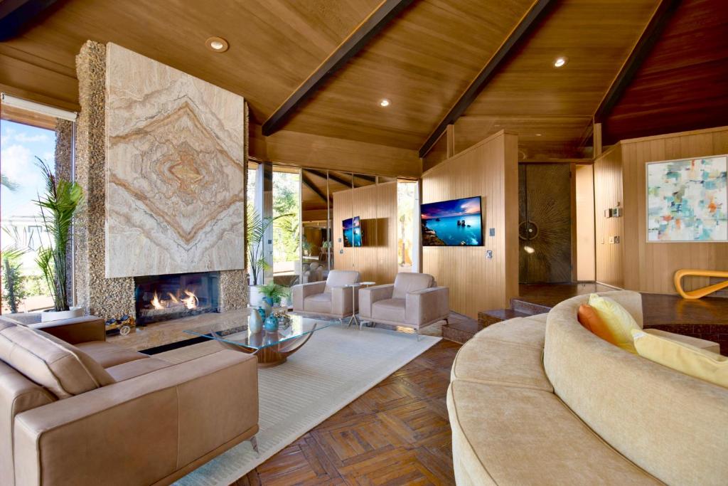 Via Vallarta - An Architecturally Significant California Modern Home - Tap to explore photos
