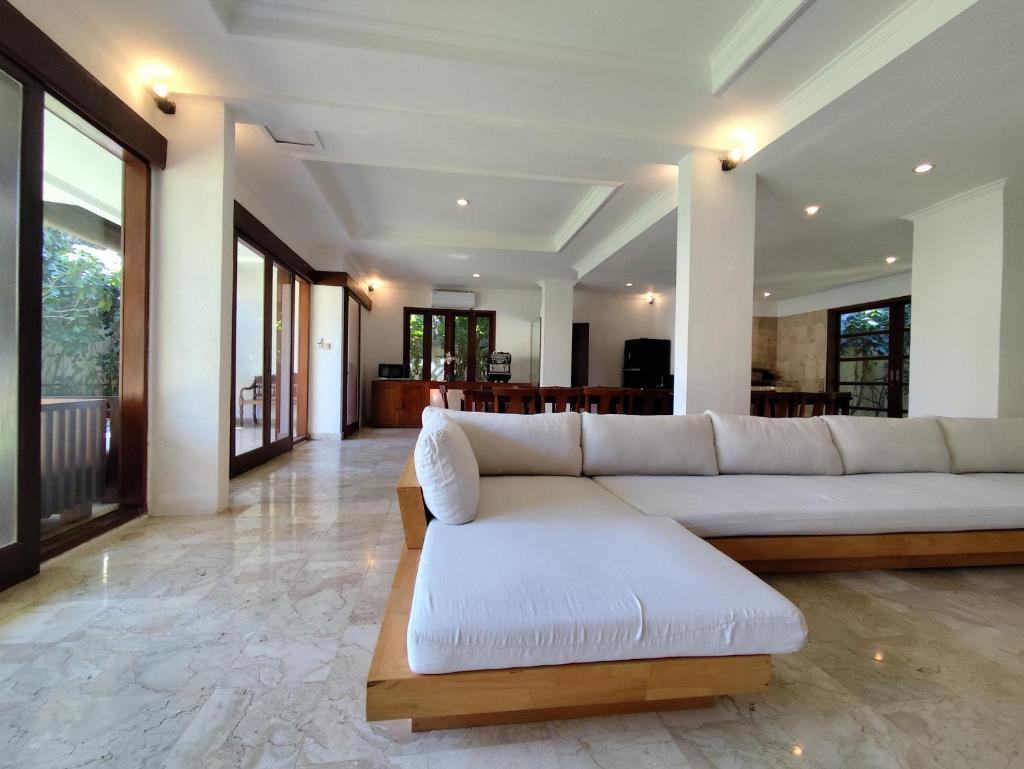 Villa Diana Bali 14 Bedrooms - Tap to explore photos