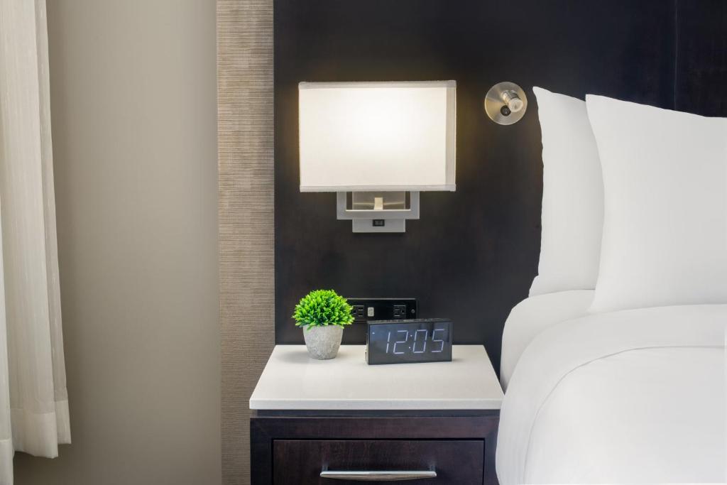 Crowne Plaza KITCHENER-WATERLOO Room Type - Standard King Room
