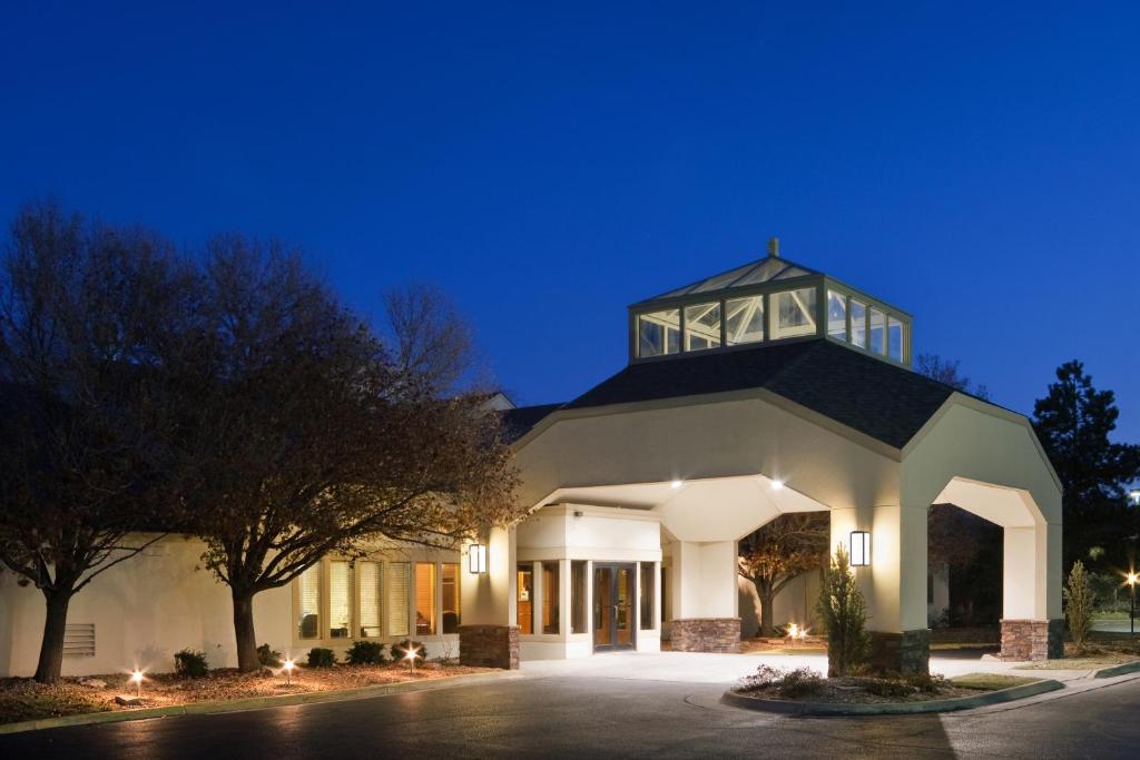 Endeavor Inn & Suites, Trademark Collection by Wyndham image