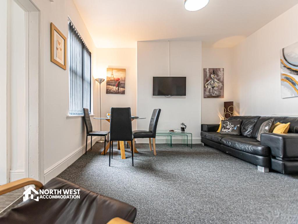 Wigan Short Let Spacious 4BR, Contractors Welcome - Tap to explore photos