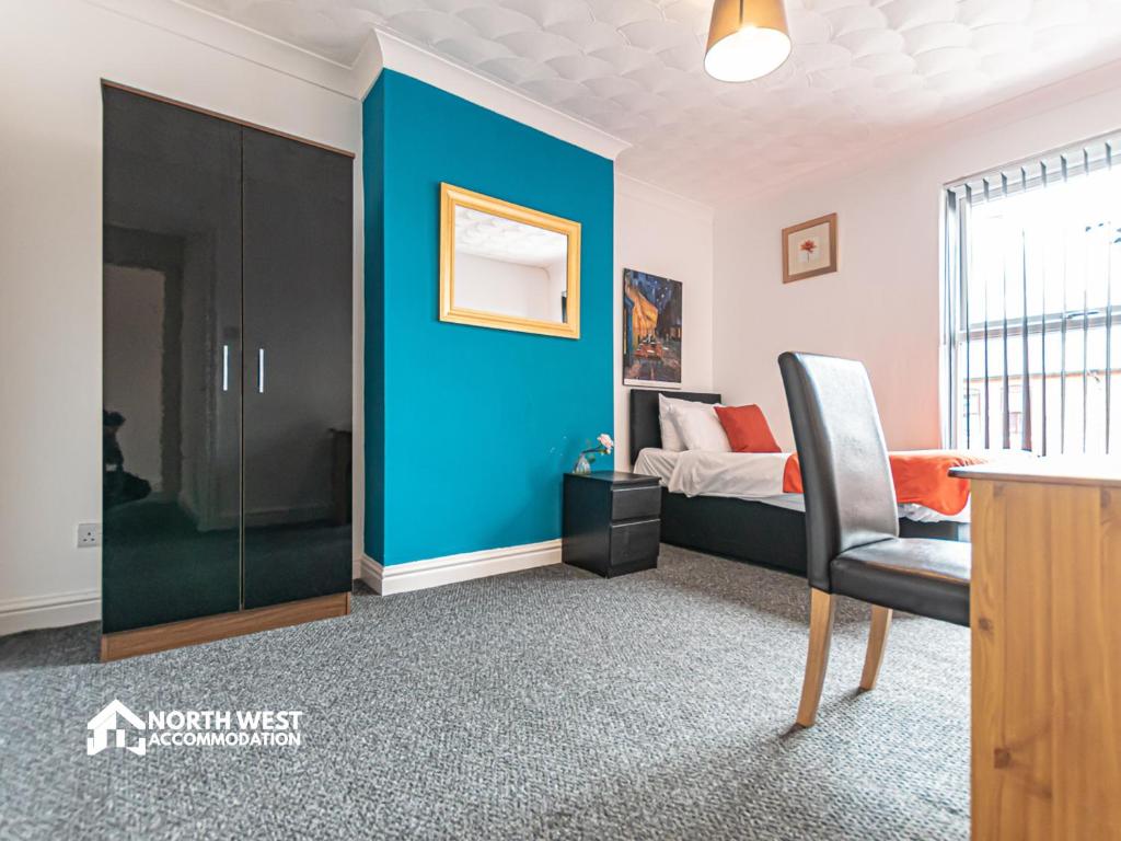 Wigan Short Let Spacious 4BR, Contractors Welcome - Tap to explore photos