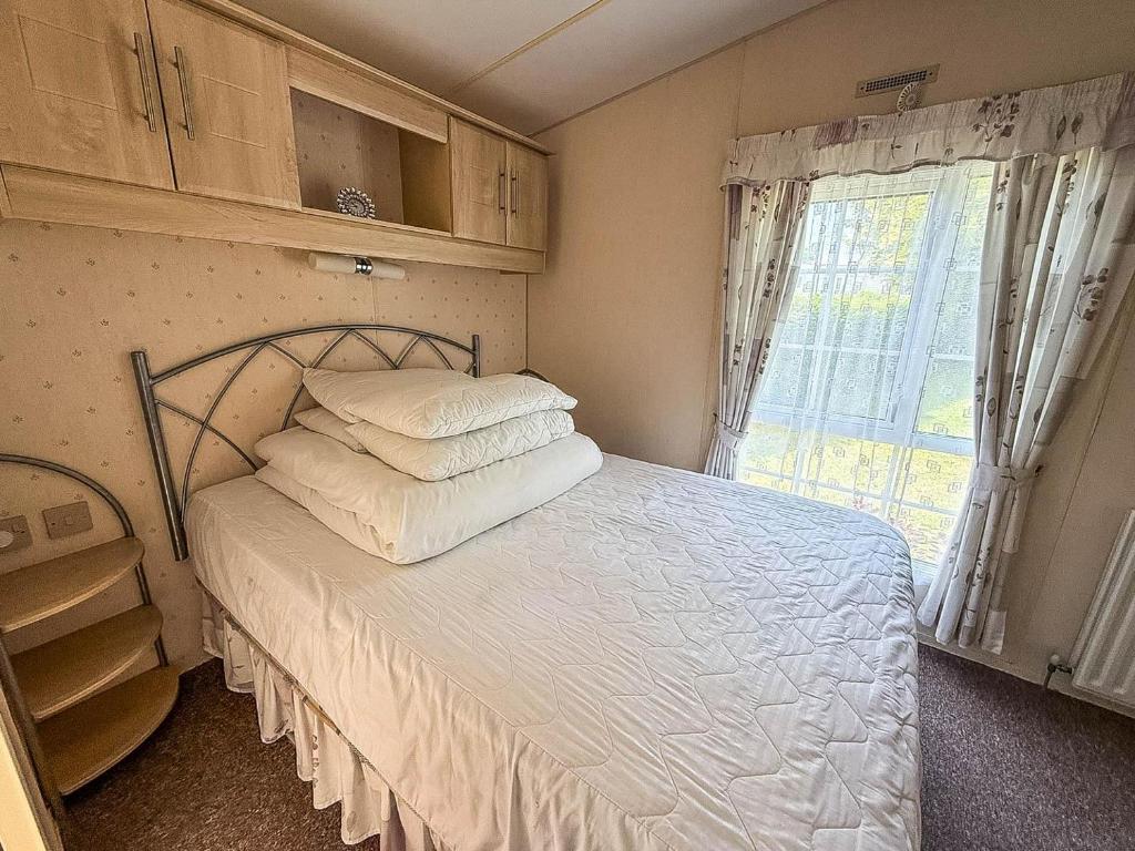Great 6 Berth Caravan For Hire At Cherry Tree Holiday Park In Norfolk Ref 70801C - Tap to explore photos