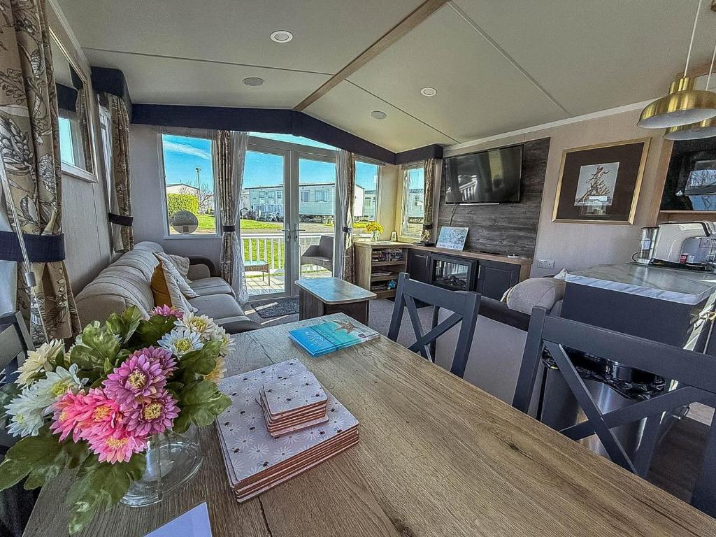 Stunning Caravan With Decking At Haven Hopton-On-Sea Ref 80007L - Tap to explore photos