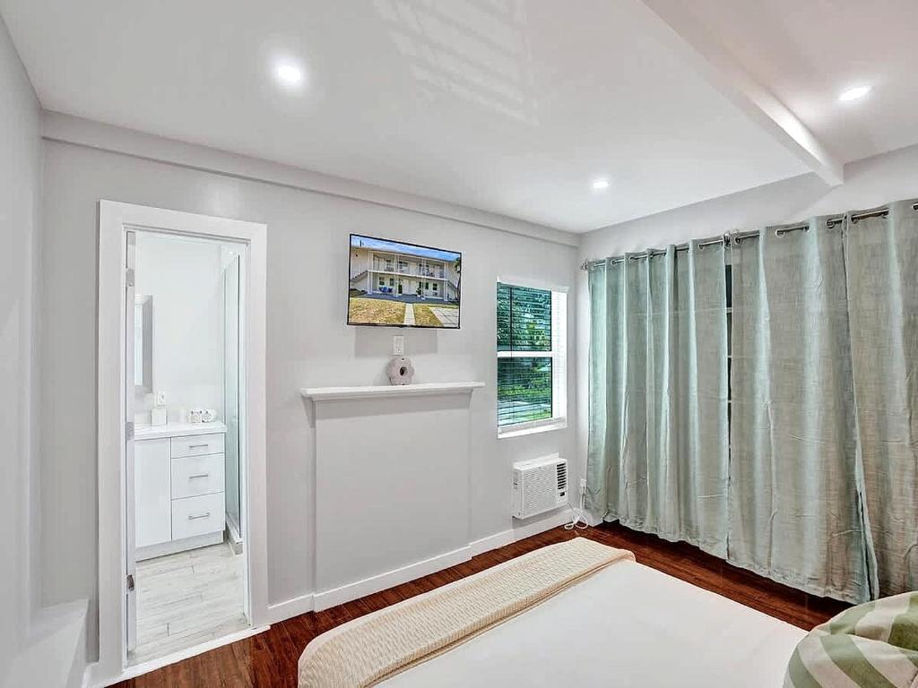 Coastal Charm 1BR Retreat near Pompano Beach - Tap to explore photos