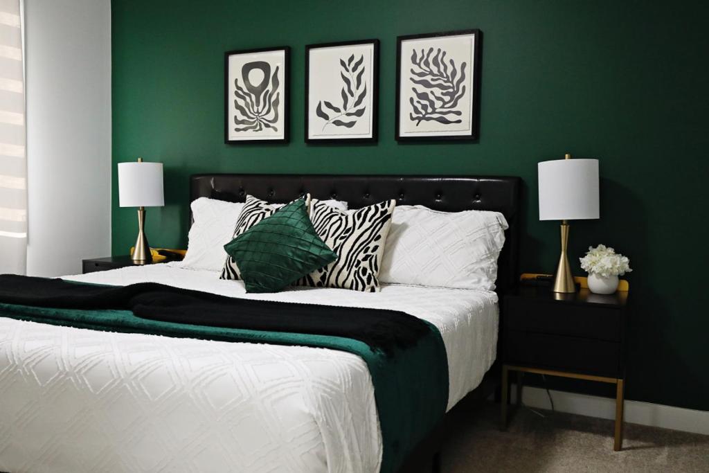 Chic Modern Home King Bed Fireplace Disney - Tap to explore photos