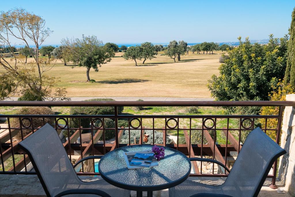 2 bedroom Villa Kornos with private pool and golf views, Aphrodite Hills Resort photo 4