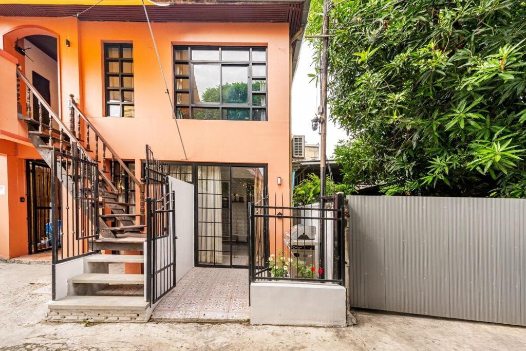 thapai gate temple view walk everywhere cozy home, Chiang Mai