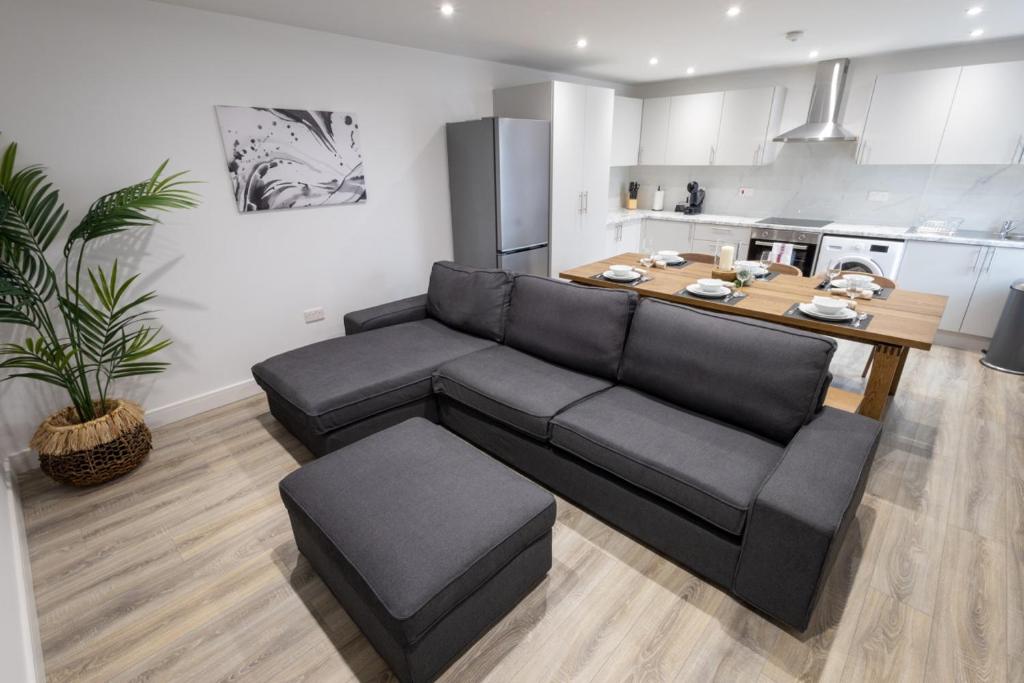 Watford 3-Bed - Sleeps 8 - Near Harry Potter Bus - Tap to explore photos