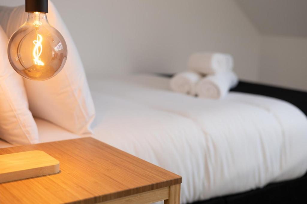 Watford 3-Bed - Sleeps 8 - Near Harry Potter Bus - Tap to explore photos