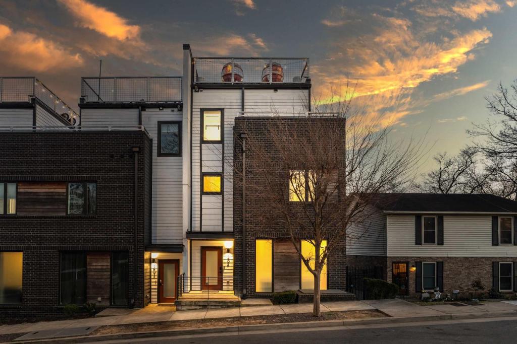 Luxury Retreat: Rooftop Hot Tub Double Deck & Game Room