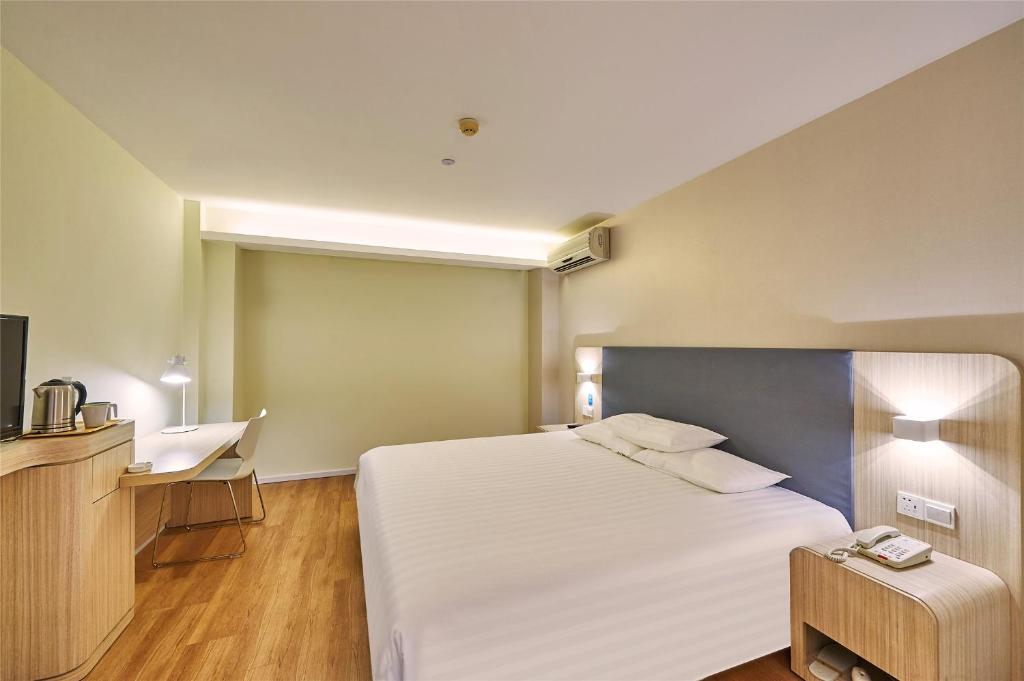 Двухместный (Улучшенный двухместный номер с 1 кроватью), Hanting Hotel Shanghai Tangqiao Subway Station