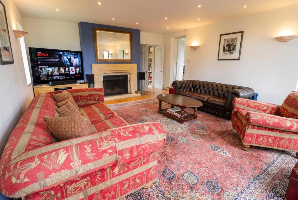 Cotswold Home Sleeps 10, Cleeve Common Walks - Tap to explore photos