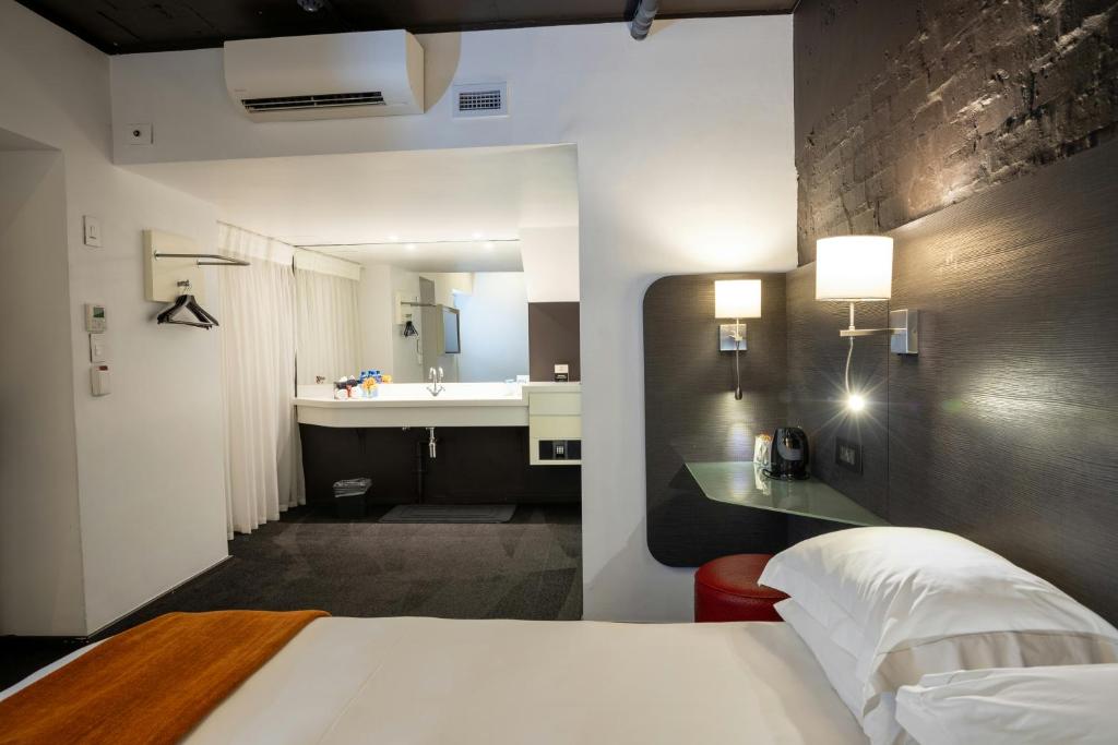 ONOMO Hotel Waterfront Room Type - Cabin Queen Room