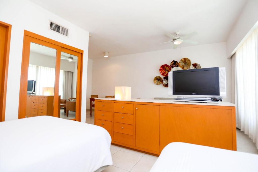 Ambiance Suites Cancun - Tap to explore photos