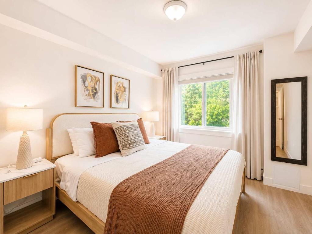 Colorful downtown condo, 2 bedrooms, king bed - Tap to explore photos