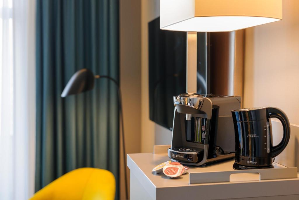 Сьюит (Улучшенный люкс с 2 односпальными кроватями и диваном), Mercure Berlin Wittenbergplatz