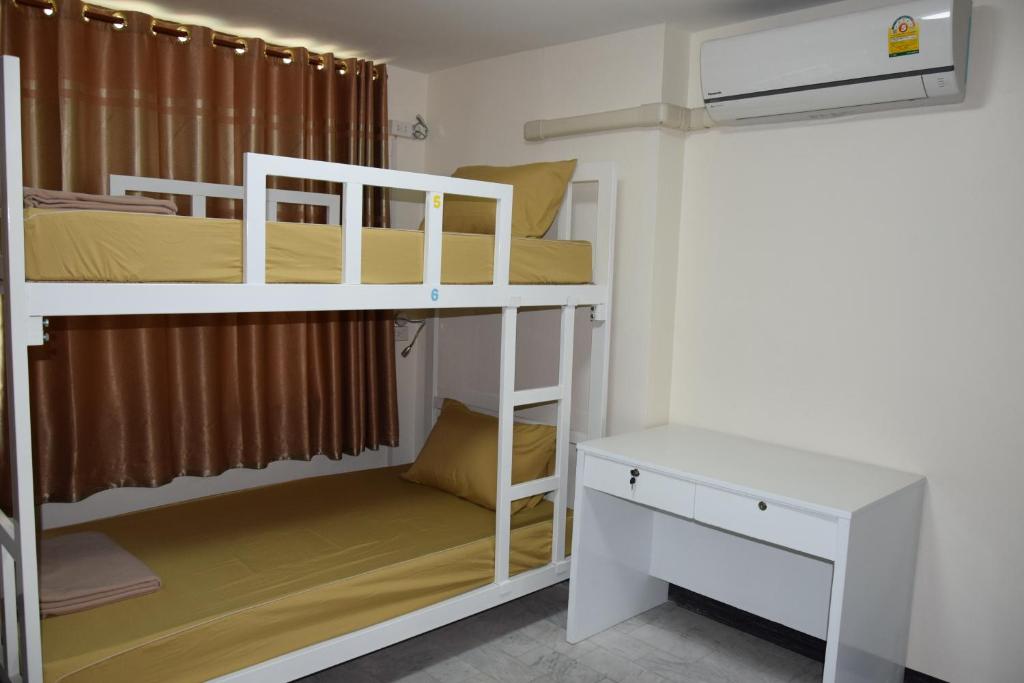 Номер (Кровать в общем 6-местном номере для женщин), Like Home