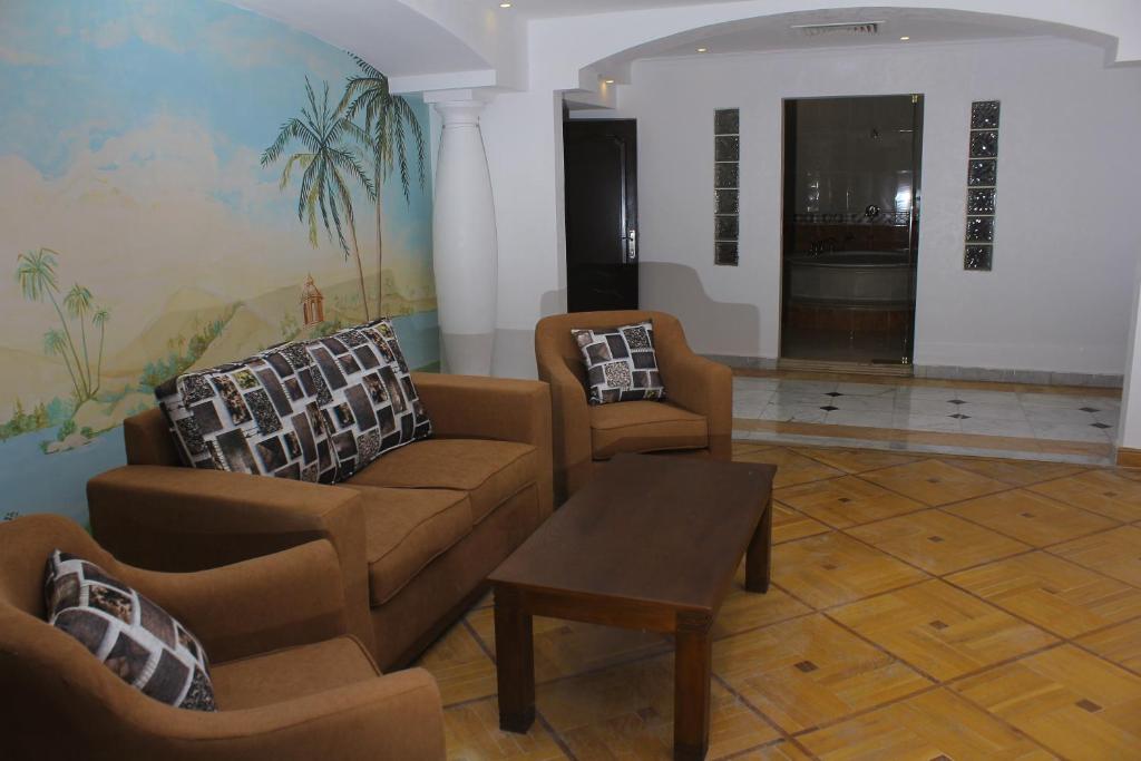 Сьюит (Королевский люкс с видом на реку Нил и пирамиды), Galaxy Royal Suites Hotel