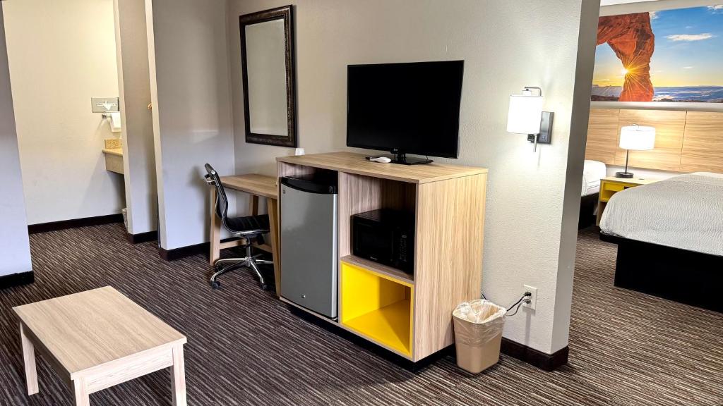 Days Inn by Wyndham Rio Rancho - Tap to explore photos