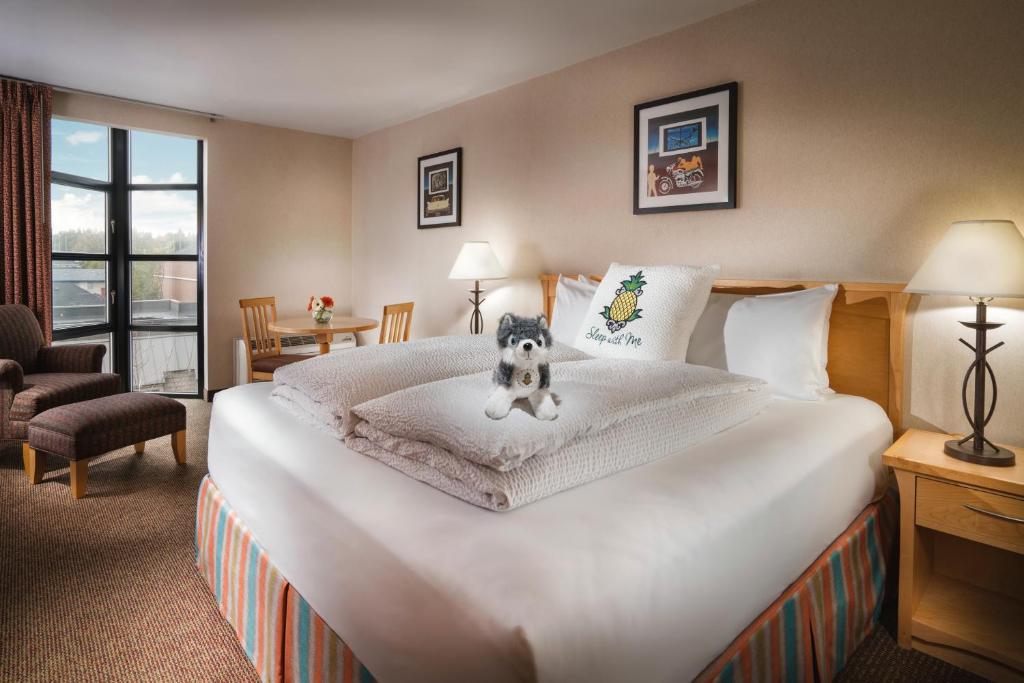 Staypineapple, University Inn, University District Seattle image