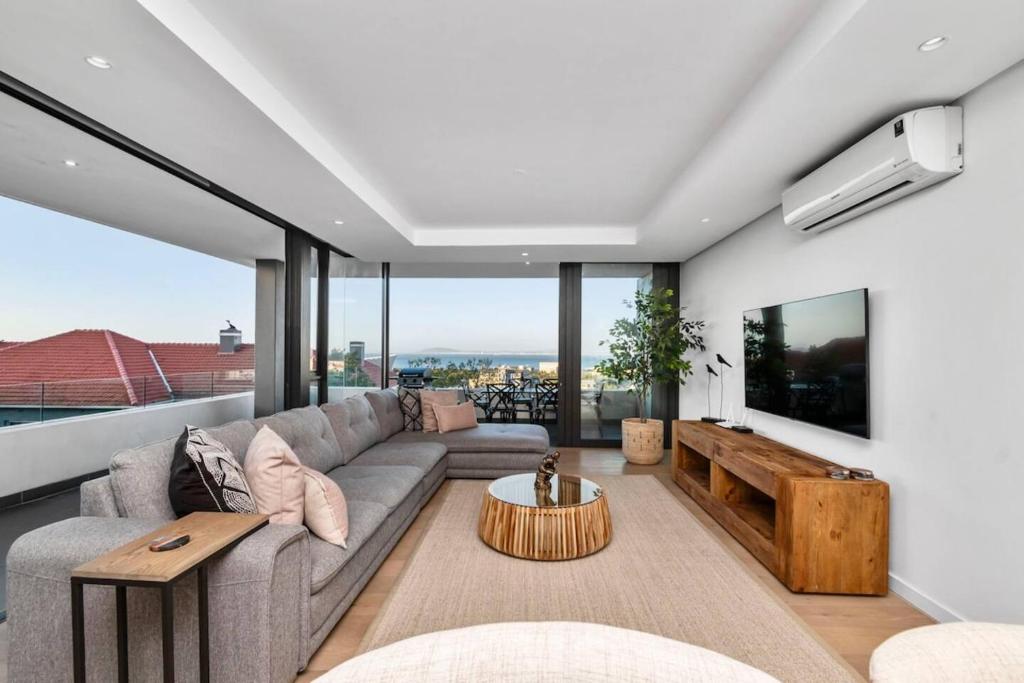 Modern Luxury 3-Bed In Green Point, Amazing Views - Tap to explore photos