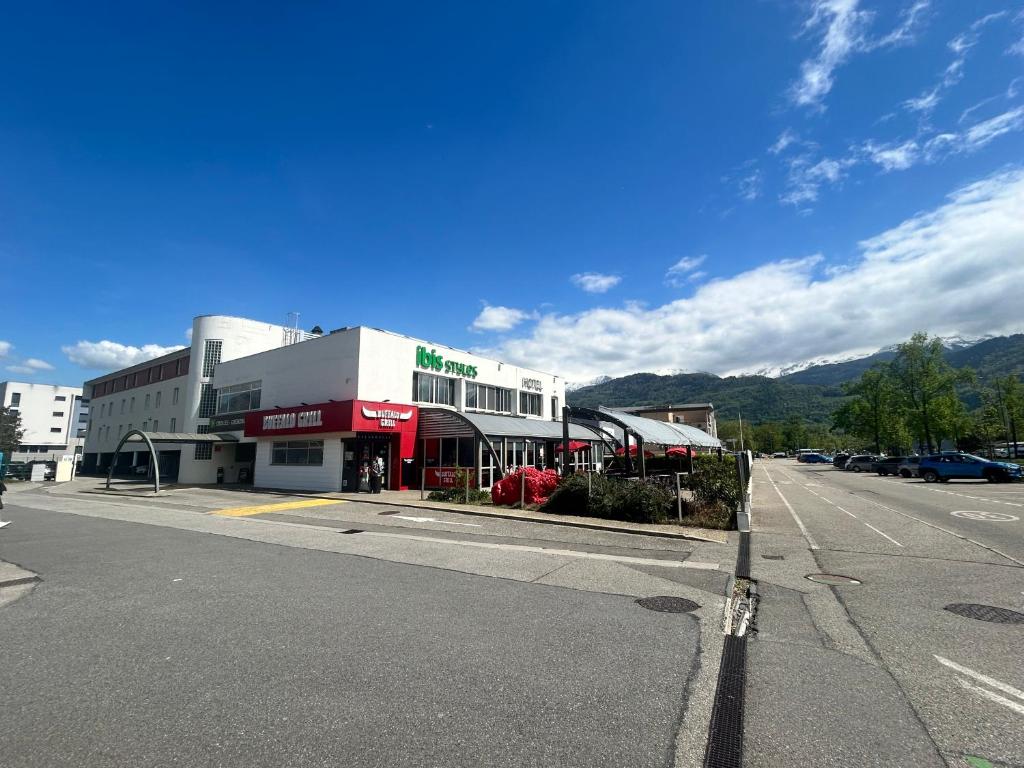 ibis Styles Crolles Grenoble A41 - Tap to explore photos