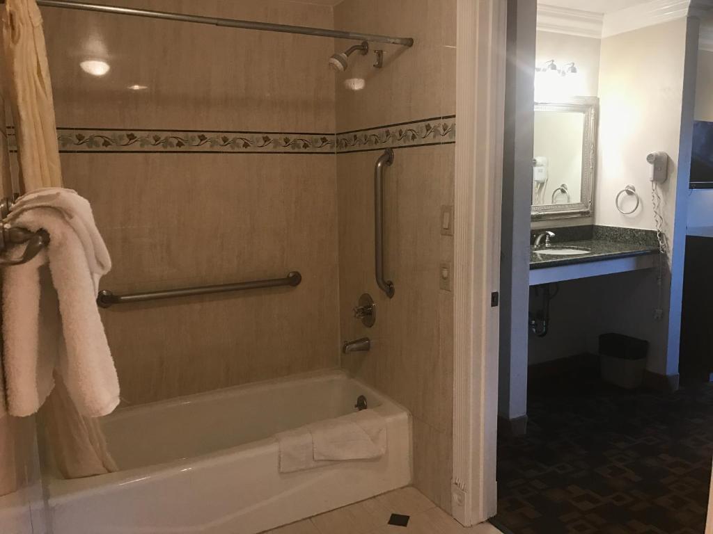 Castaic Inn Near Six Flags Magic Mountain image