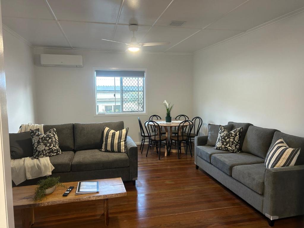 Kenilworth Country Cabins - Tap to explore photos