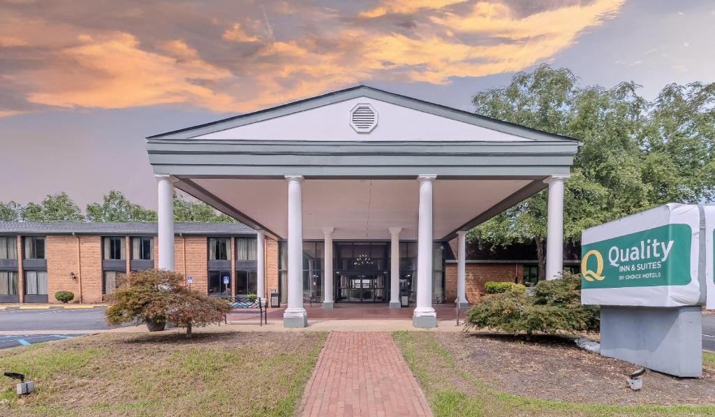 Best Western Williamsburg Historic District - Tap to explore photos