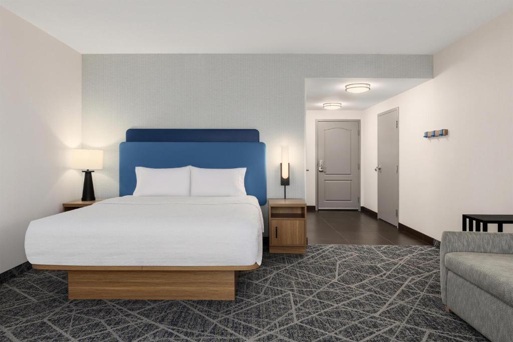 Hampton Inn by Hilton Toronto Airport Corporate Centre Room Type - King Study Room - Non-Smoking