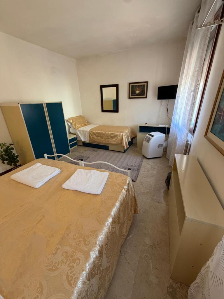 Royal Guest House Venice - Tap to explore photos