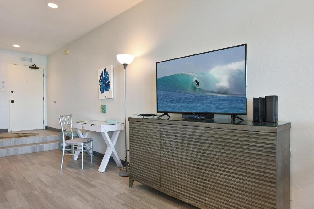Napili Point B5 · NP B5 OceanFront Condo w Ocean Views AC Pool - Tap to explore photos