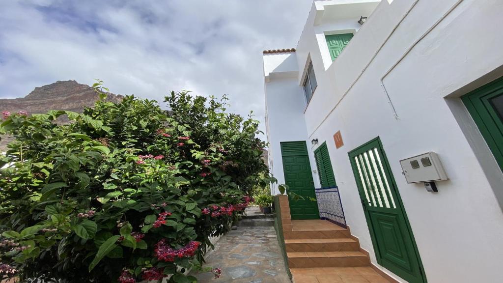 Casa Olivier La Playa bajo - Tap to explore photos