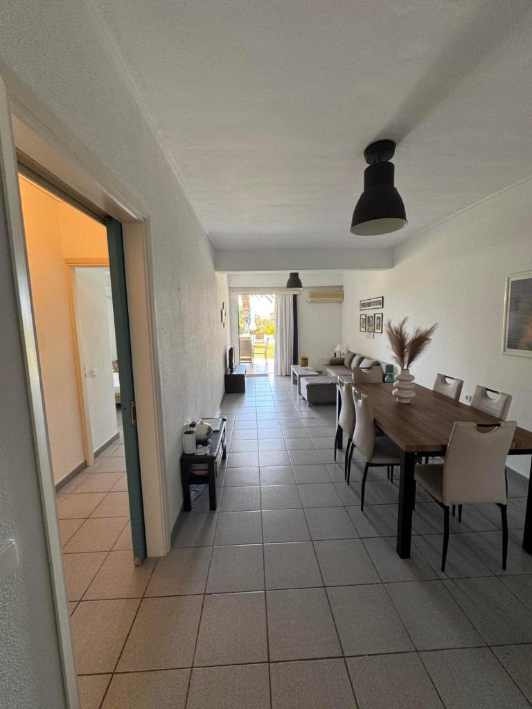 Kinetious Nisous Stylish Apt, Pool, near the Beach - Tap to explore photos