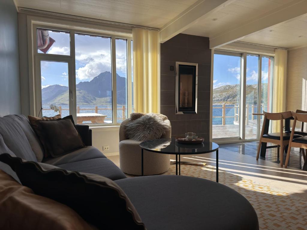 Modern seafront cabin with sauna 8 mins to Leknes - Tap to explore photos